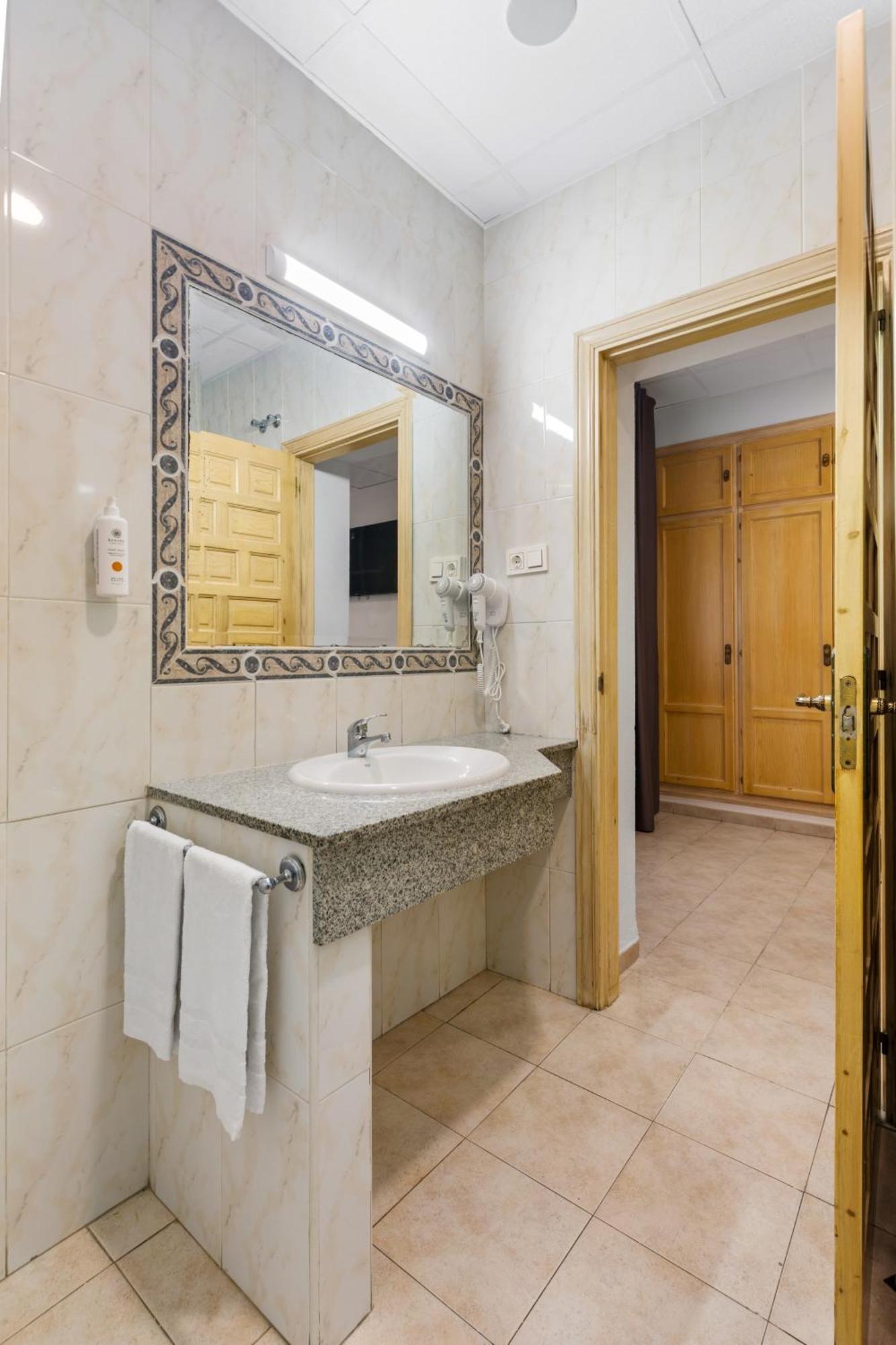 Vas Malaga Ciudad Hotel Bagian luar foto
