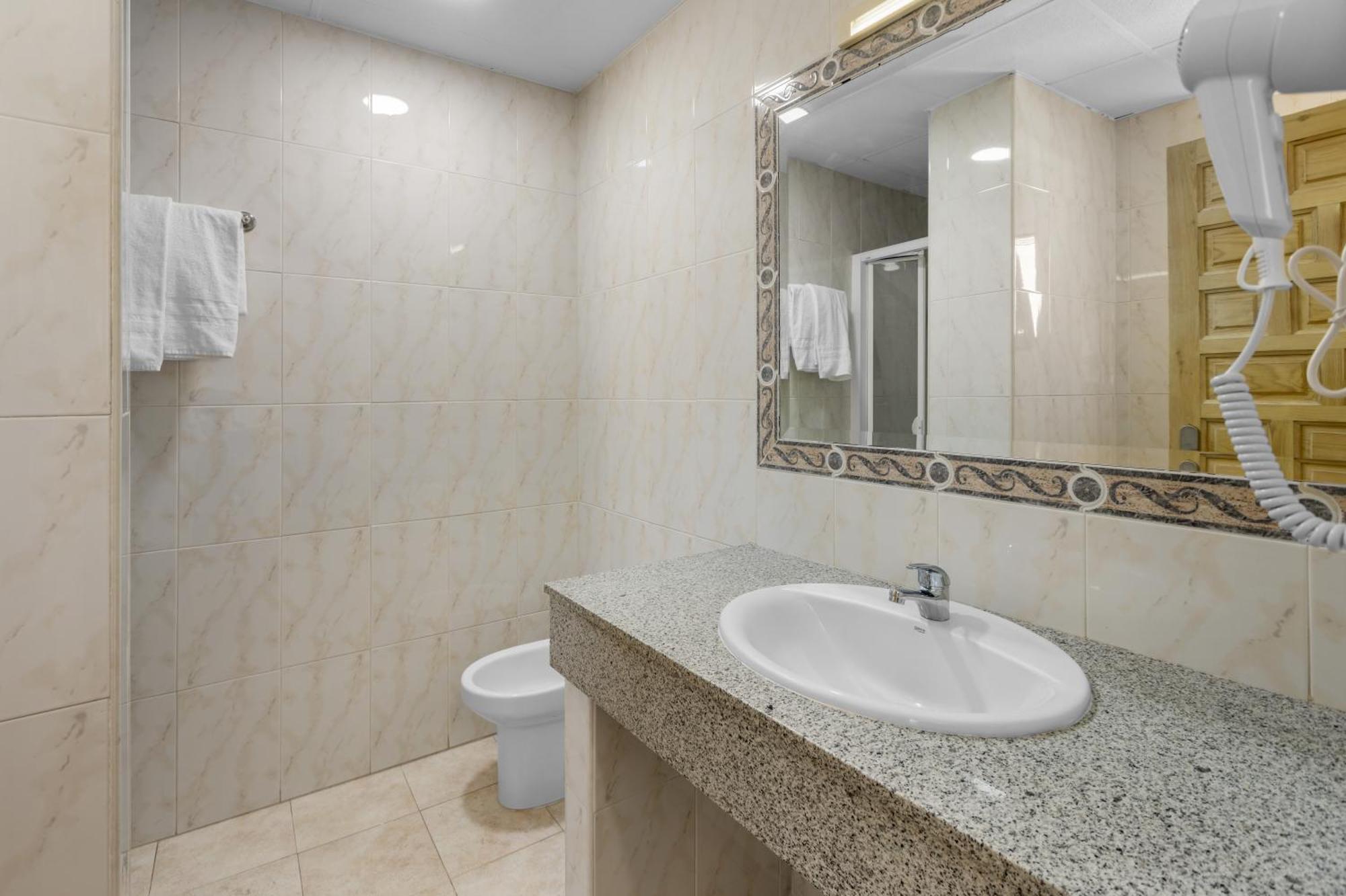 Vas Malaga Ciudad Hotel Bagian luar foto